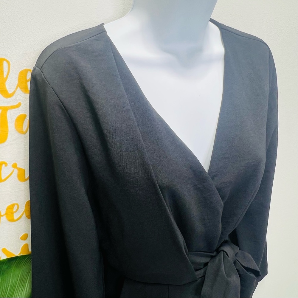 VERY J Solid Black Deep V-Neck Short Romper Long Sleeves Size Medium - Picture 6 of 10